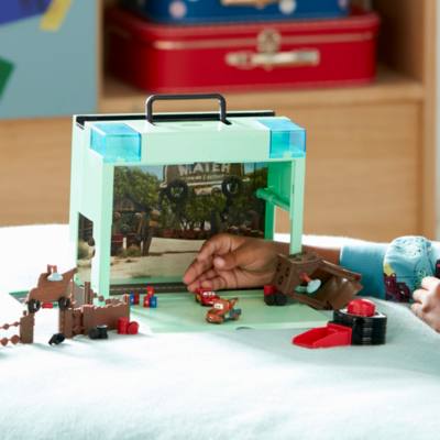 《汽車總動員》On-the-Go 系列拖線的廢棄車場玩具套組