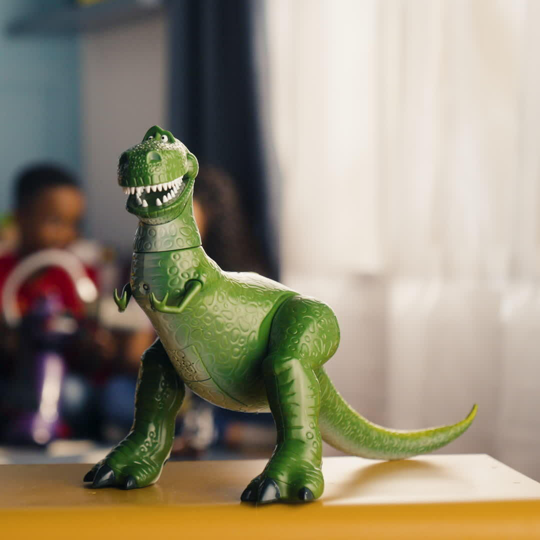 播放 《反斗奇兵》抱抱龍發聲可動公仔 視訊