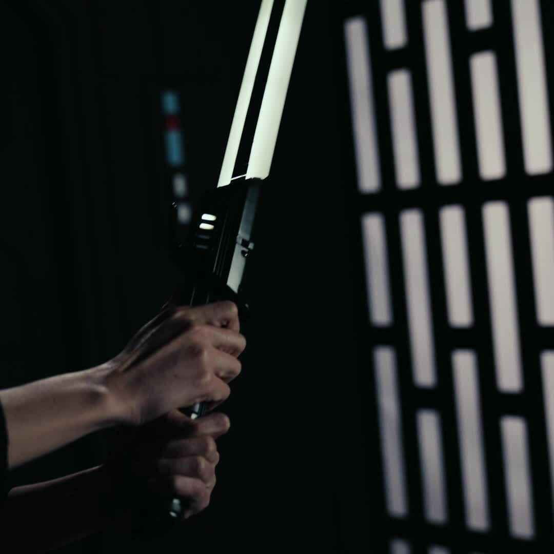 Play DARKSABER Legacy Set, Star Wars: The Mandalorian Video